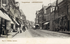 11706 Gezicht in de Langestraat met winkelpanden en publiek te Amersfoort uit het zuidwesten.